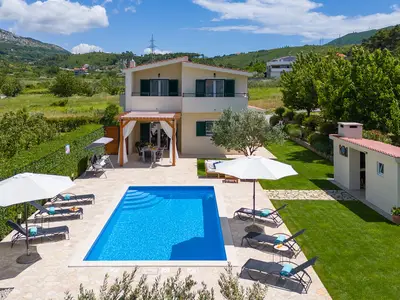 Villa ROKO mit 4 Schlafzimmern, 32qm beheiztem Pool, Spielplatz und toller Umgebung