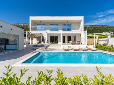 Villa Zen mit 4 Schlafzimmern, privatem 32 m2 großen Pool, Sommerküche, 7 km vom Strand entfernt