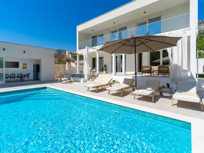 Der Außenbereich bietet einen privaten Pool von 8 x 4 m, einen Sonnendeckbereich mit 6 Liegestühlen.