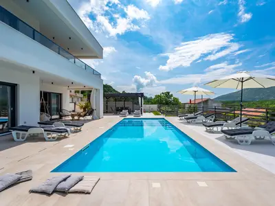 Neu! Villa Mirage mit 36qm Pool, 4 Schlafzimmern, 8km vom Sandstrand entfernt

