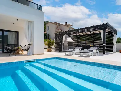 Die Luxusvilla Mirage ist eine neu erbaute Unterkunft mit einer sehr komfortablen und gut organisierten Innenfläche von 234 m2.