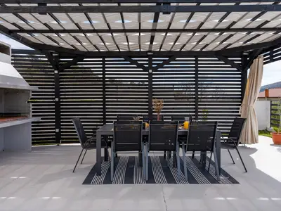 Überdachte Lounge-Ecke vor der Küche.
