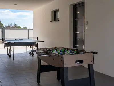 Für noch mehr Spaß bietet die Villa Mirage Tischtennis und Tischfußball im Freien.
