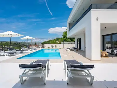 Genießen Sie die Sommersonne in dieser herrlichen Umgebung und Aussicht.
