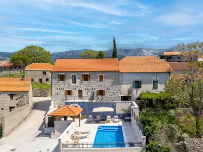 Blick auf die Villa Perina und die natürliche Umgebung.