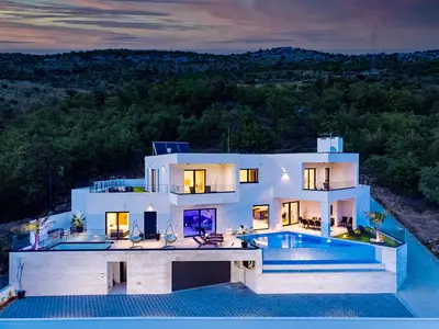 Villa Top Hill mit beheiztem Pool, 5 Schlafzimmern mit eigenem Bad, einem Medienraum