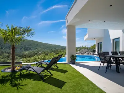 Villa Top Hill mit beheiztem Pool, 5 Schlafzimmern mit eigenem Bad, einem Medienraum