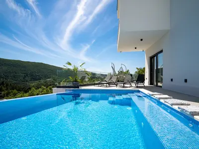 Ein privater 34 m2 großer Infinity-Pool mit einem automatisierten Salzelektrolysesystem