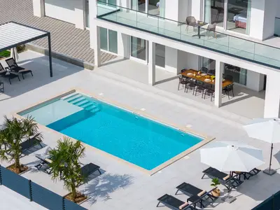NEUE Villa Carmen mit 5 Schlafzimmern mit eigenem Bad, 48 m2 großem Pool, 8 km vom Meer entfernt