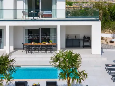 NEUE Villa Carmen mit 5 Schlafzimmern mit eigenem Bad, 48 m2 großem Pool, 8 km vom Meer entfernt

