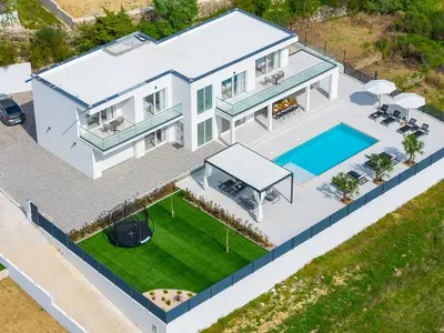 NEUE Villa Carmen mit 5 Schlafzimmern mit eigenem Bad, 48 m2 großem Pool, 8 km vom Meer entfernt