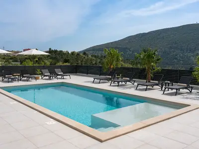 ein flacher Teil des Pools für Ihre Kleinen