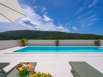 Wir präsentieren Ihnen die Villa Tenera, eine stilvolle und moderne einstöckige Villa