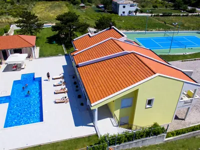 Grundstücksgröße 4.000 m2 bietet einen privaten Pool, Tennisplatz, Spielplatz ...
