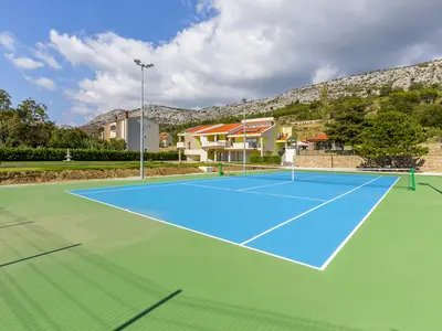 Harter Tennisplatz - Tennisschläger und Bälle vorhanden