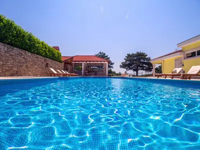 Privater Pool 12mx5m mit Whirlpool 2,5mx2m & geräumige Sonnenterrasse
