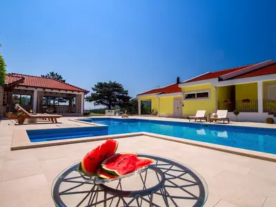 Privater Pool 12mx5m mit Whirlpool 2,5mx2m & geräumige Sonnenterrasse
