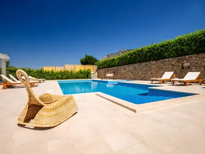 Grundstücksgröße 4.000 m2 bietet einen privaten Pool, Tennisplatz, Spielplatz ...
