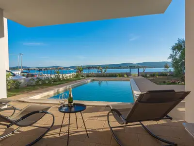 PoolOfHouse