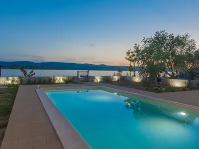 PoolOfHouse
