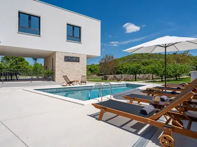 Außenbereich bietet absolute Privatsphäre mit einem 29 m2 großen privaten beheizten Pool 