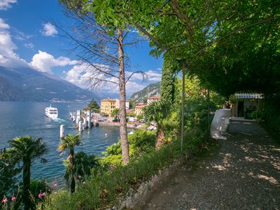 Blick vom Garten der Villa auf den Fährhafen von Varenna