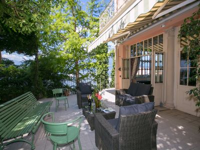 Lounge-Terrasse mit Zugang zu den Gärten der Villa