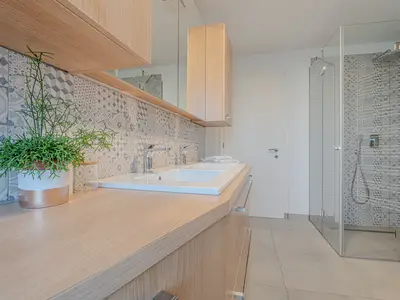 Badezimmer mit Dusche