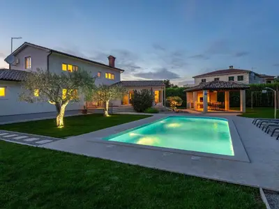 Villa für 8 Personen (200 m²) in Višnjan 1/10