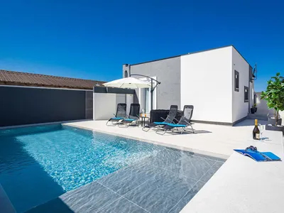 PoolOfHouse