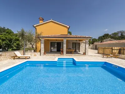Villa für 8 Personen (229 m²) in Kloštar 1/10