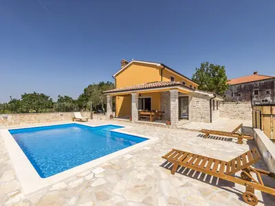 Villa für 8 Personen (229 m²) in Kloštar 4/10