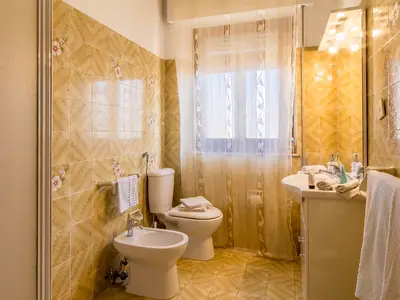 Badezimmer mit Dusche