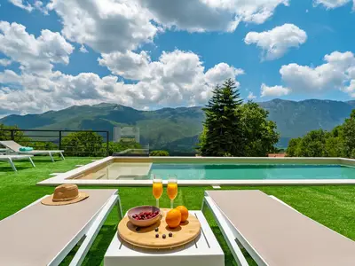 NEU! Villa Rose ist eine Villa mit 4 Schlafzimmern und beheiztem Pool, 12 km von Baška Voda entfernt