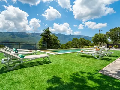Villa Rose liegt in Zagvozd, in einem sehr ruhigen und unberührten Teil des Dorfes, mit Blick auf das Tal und den Berg Biokovo