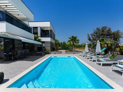 PoolOfHouse