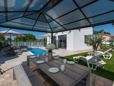 Villa für 8 Personen (130 m²) in Zbandaj 8/10