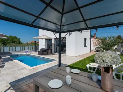 Villa für 8 Personen (130 m²) in Zbandaj 10/10