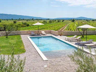 Steinhaus Mara mit 4 Schlafzimmern, 3 Bädern, PS5, Tischtennis, Sommerküche, 51 m2 privatem Pool