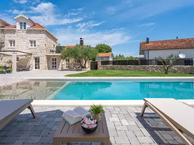 Erleben Sie den Charme der Holiday Stone Villa Mara, einem herrlichen Rückzugsort auf einem 900 m2 großen, umzäunten Privatgrundstück