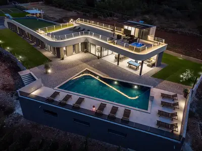 Luxusvilla Madre mit 5 Schlafzimmern mit Bad, beheiztem 72 m2 großem Mineralpool, Whirlpool, Fitnessstudio im Freien, Spielplatz