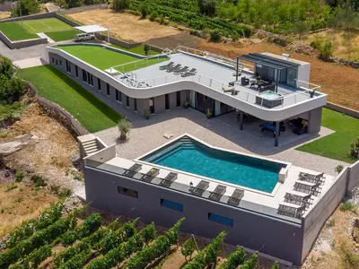 Villa Madre bietet bequem Platz für 10+2 Personen.