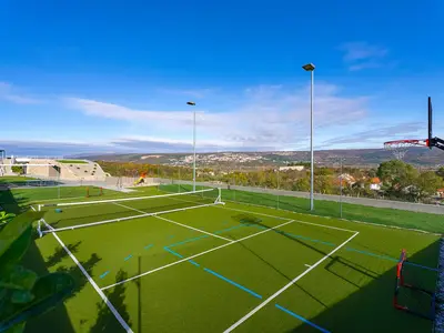 Multi Court (Mini-Fußball-, Tennis- und Basketballplatz mit Balltor und Korb)