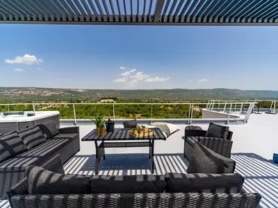 Auf dem Dach befindet sich ein Whirlpool für 5 Personen und eine gemütliche Lounge-Ecke