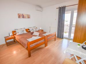 23946441-Zimmer-2-Biograd Na Moru-300x225-0