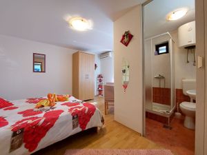 23945486-Zimmer-2-Crikvenica-300x225-3