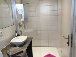 23957740-Zimmer-2-Friedrichshafen-300x225-4