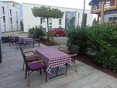 Sitzplätze am Frühstücksraum Terrasse