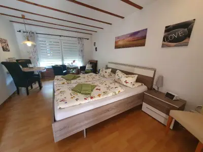 Apartment mit Doppelbett und Sitzgelegenheit