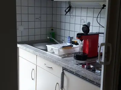 Single Küche mit Kühlschrank, 2 Platten Herd, Mikrowelle und Senseo Switsch Kaffeemaschine